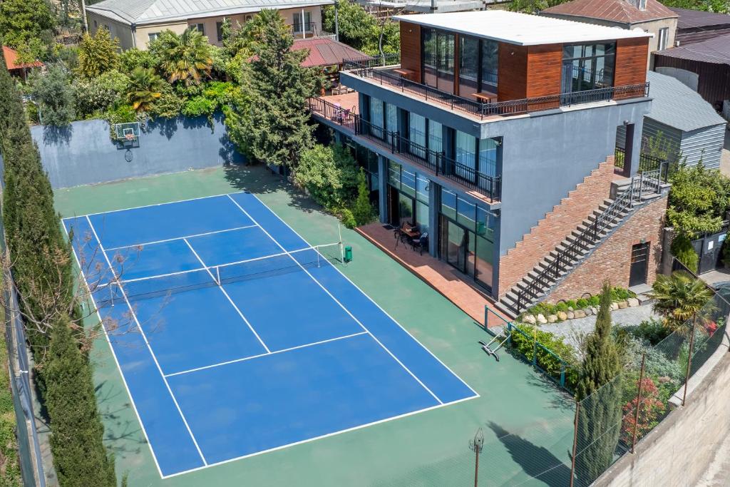 een luchtzicht op een huis met een tennisbaan bij Private Modern Villa with Tennis court in Tbilisi City