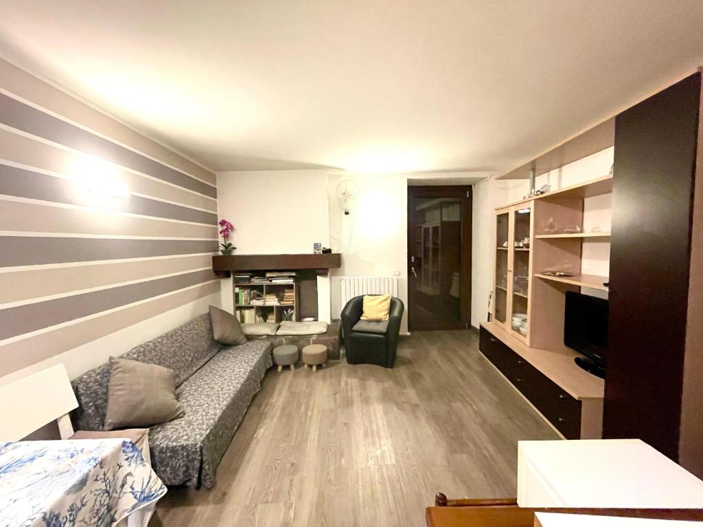 ein Wohnzimmer mit einem Sofa und einem Kamin in der Unterkunft Casa Nora in Manerba del Garda