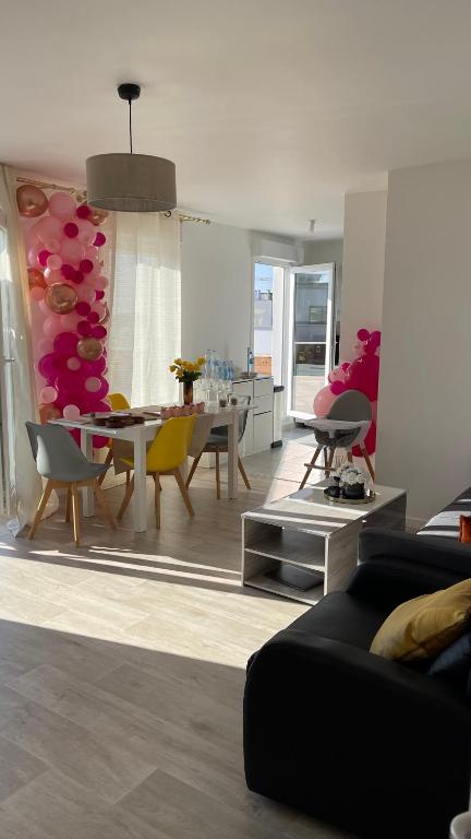 un salon avec une table et une salle à manger dans l'établissement Apparentement proche Paris avec terrasse vue dégagée, à Bezons