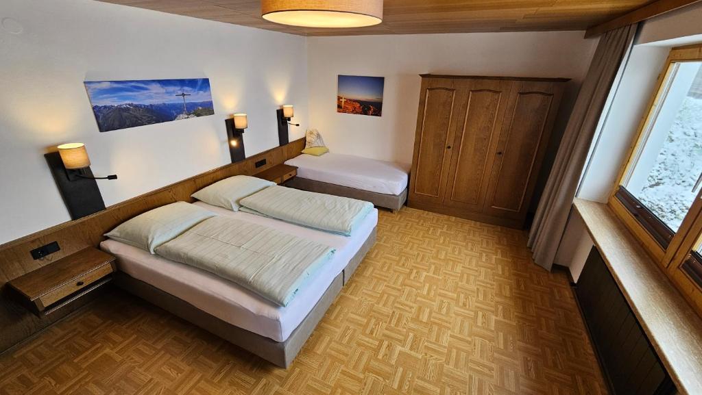 Postel nebo postele na pokoji v ubytování Berggasthaus Steinerkogl