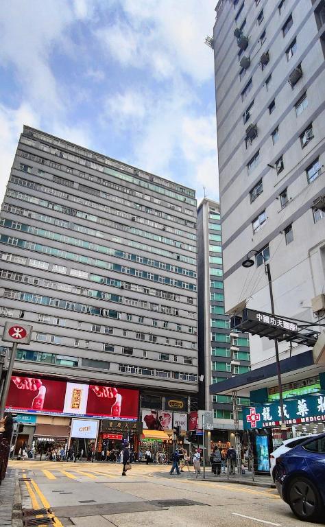 un grande edificio con scarpe sul lato di Four Seasons Hostel a Hong Kong