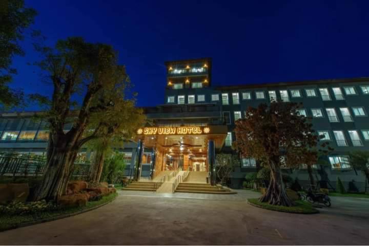 ein großes Gebäude mit einem Gebäude mit Beleuchtung in der Unterkunft Sky View Hotel Buriram in Buriram