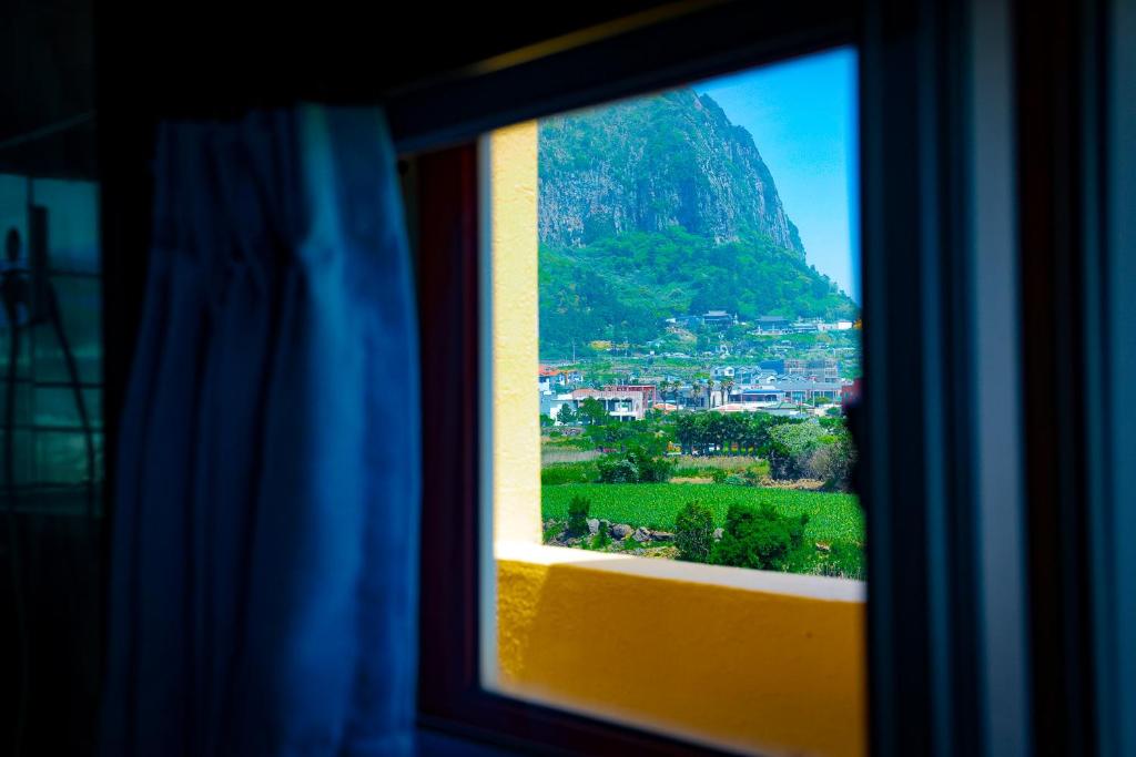 Nespecifikovaný výhled na hory nebo výhled na hory při pohledu z hostelu
