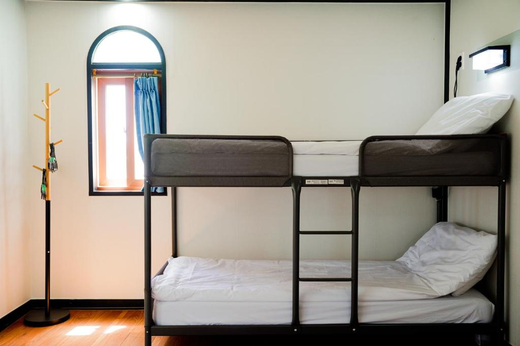 Postel nebo postele na pokoji v ubytování ttottot Jeju Backpackers