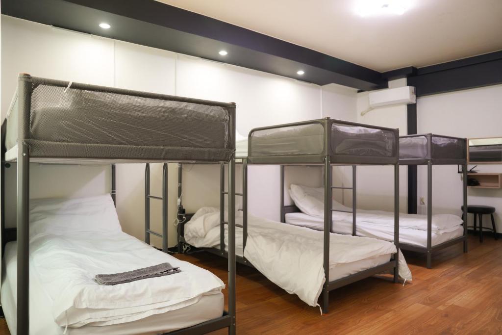 Postel nebo postele na pokoji v ubytování ttottot Jeju Backpackers