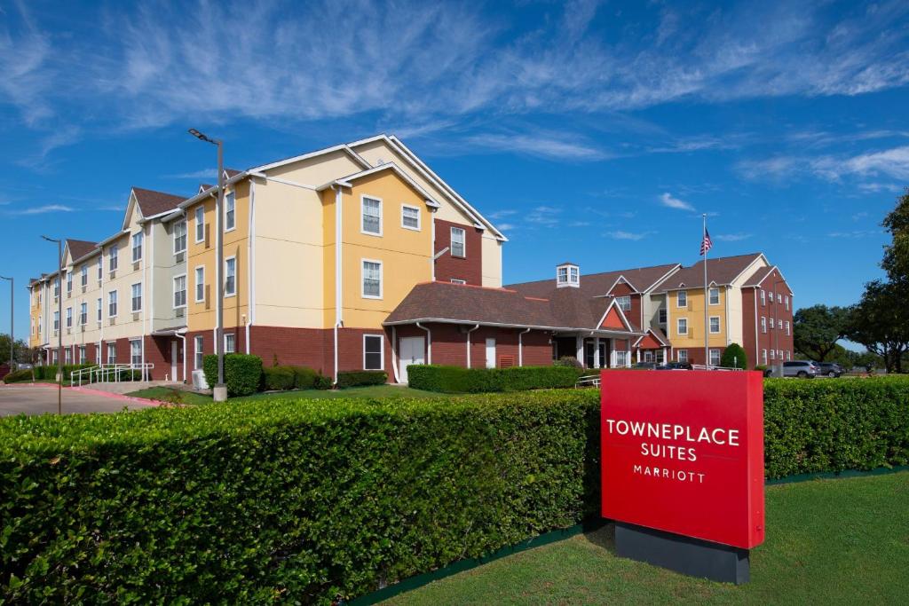 une maison avec un panneau devant elle dans l'établissement TownePlace Suites Fort Worth Southwest TCU Area, à Fort Worth