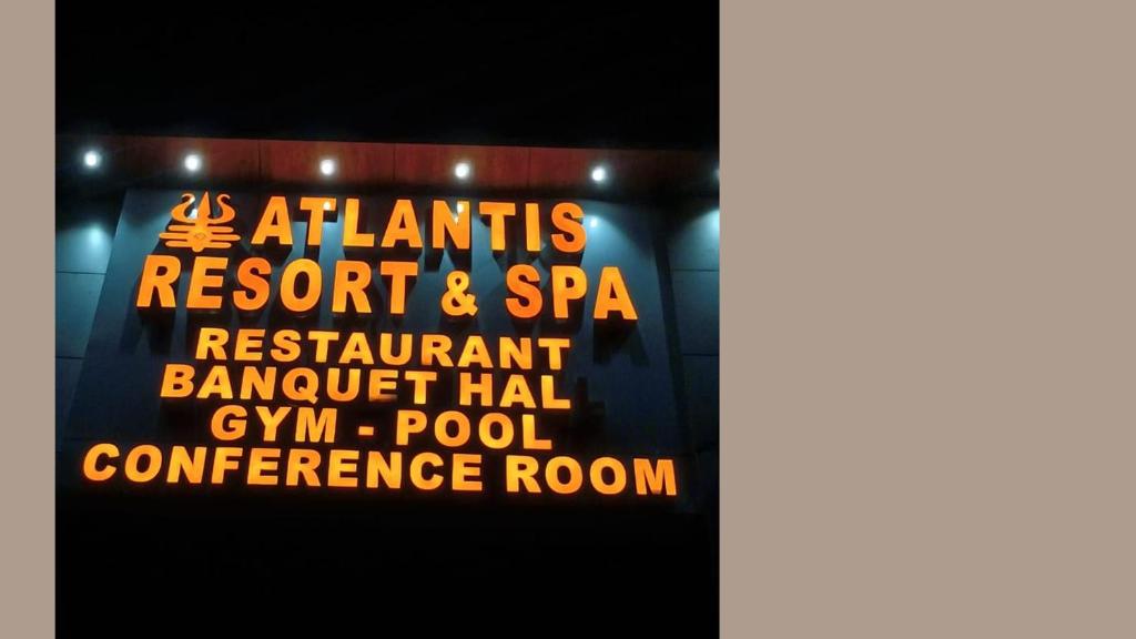 Atlantis Resort Spa Restaurant Swimming Pool, Banquet Hall, Guntur. في جونتور: لافتة لغرفة التقاعد في منتجع وسبا