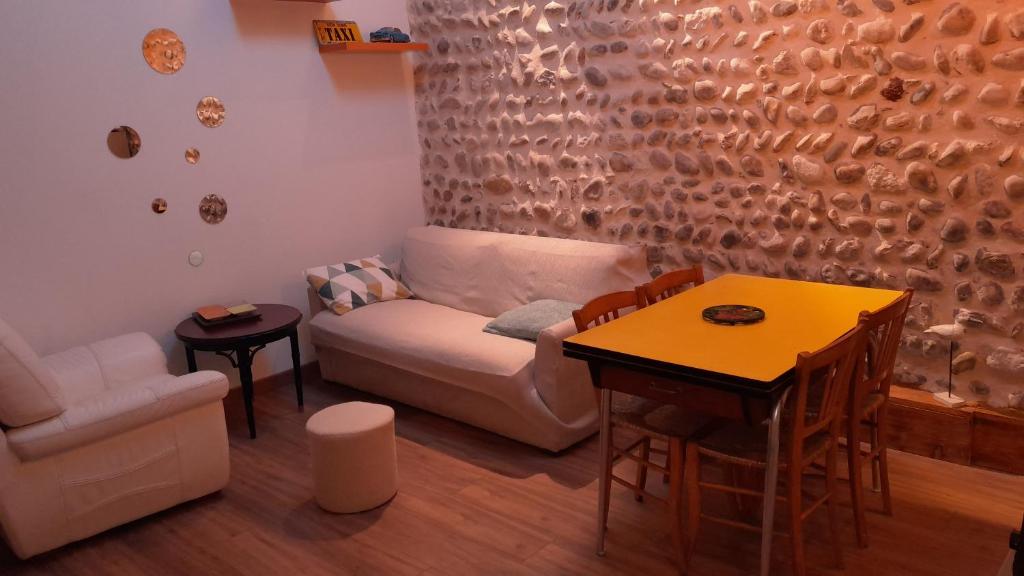 un salon avec un canapé et une table dans l'établissement gite du lavoir, à Meximieux