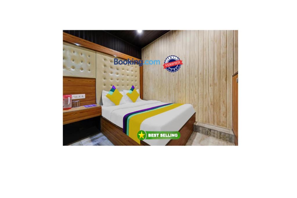 - une chambre avec un lit et une couette dans l'établissement Goroomgo Flatties Mall Road Lake View Nainital, à Nainital