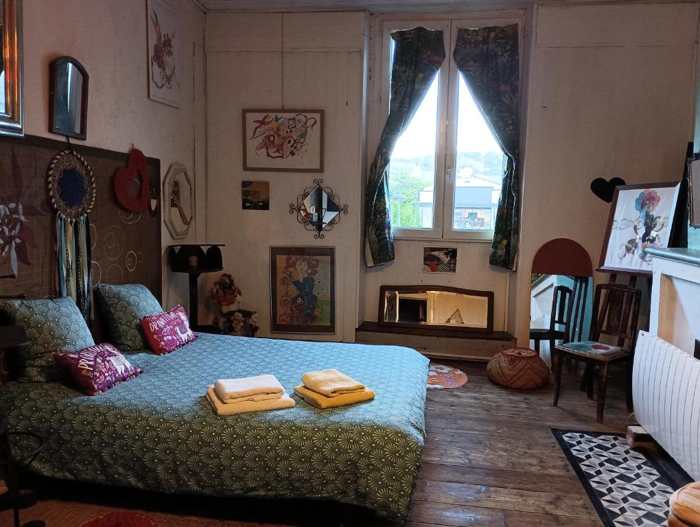 ein Schlafzimmer mit einem Bett mit zwei Handtüchern darauf in der Unterkunft chambre Line in Sainte-Foy-la-Grande