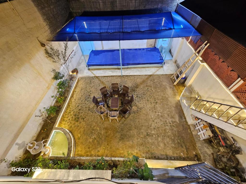 uma vista sobre um pátio com um guarda-chuva azul em SYED Rest House em Karachi