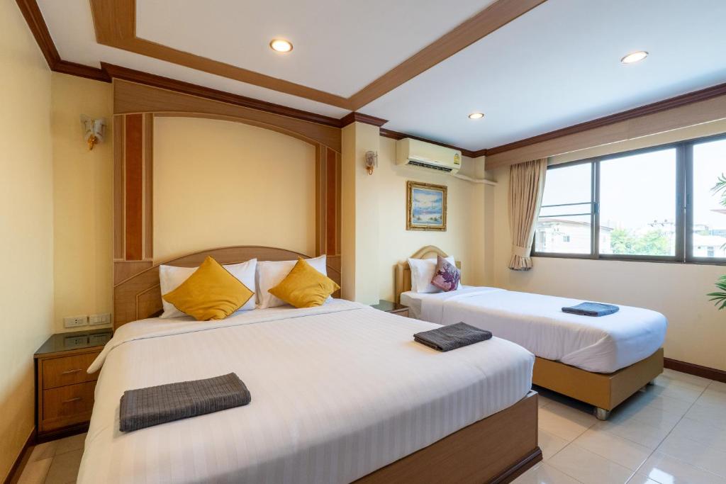 La Casa South Pattaya Hotel - Family Room With Private Bathroom