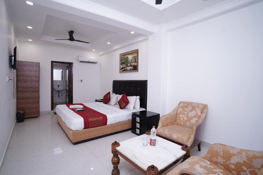 Un pat sau paturi într-o cameră la Hotel Moon Taj Near Yashobhoomi Convention Centre