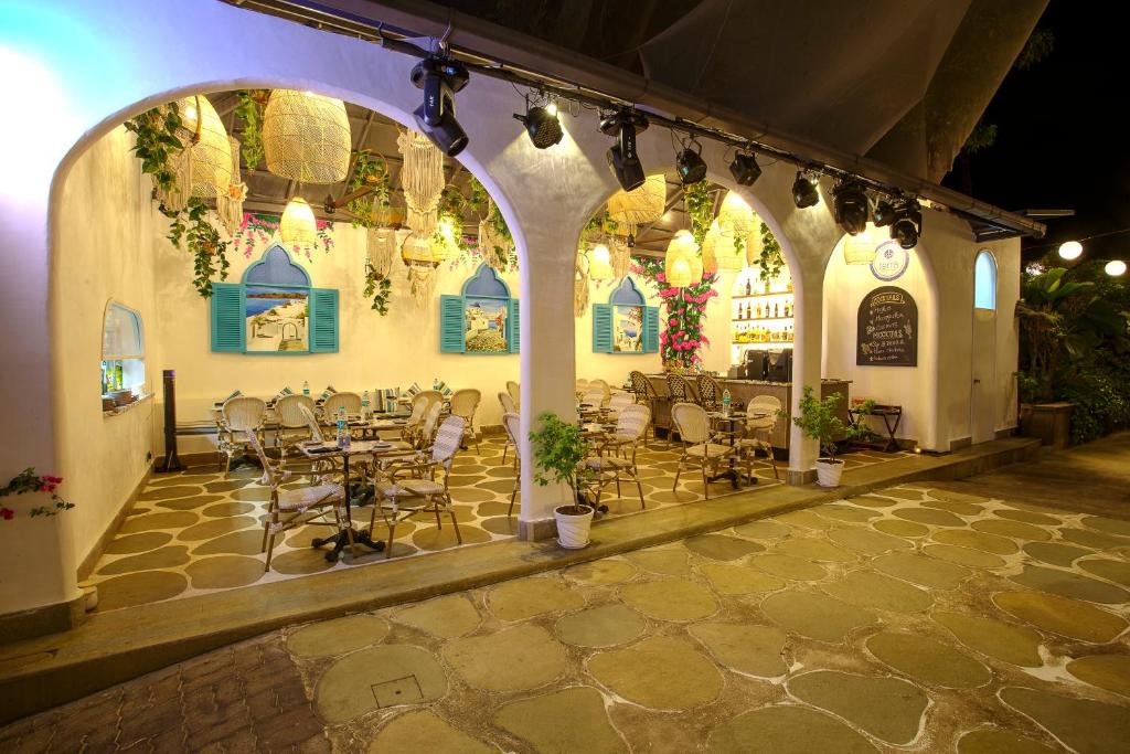Restaurace v ubytování Clarion Hotel Ocean Palms Goa