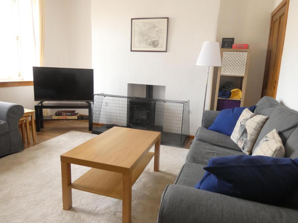 ein Wohnzimmer mit einem Sofa und einem Couchtisch in der Unterkunft Central 2-bed flat in Edinburgh in Edinburgh