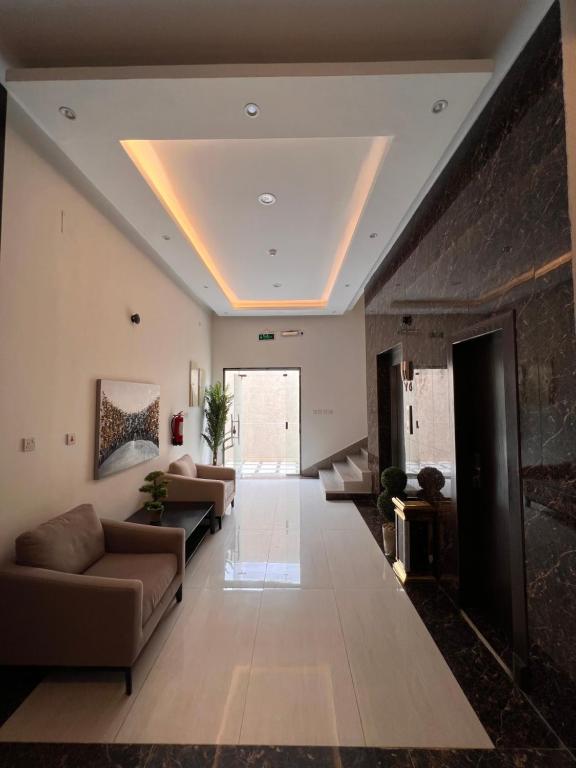 a living room with couches and a ceiling at مارينا نجد للشقق الفندقية in Hotat bani tamim