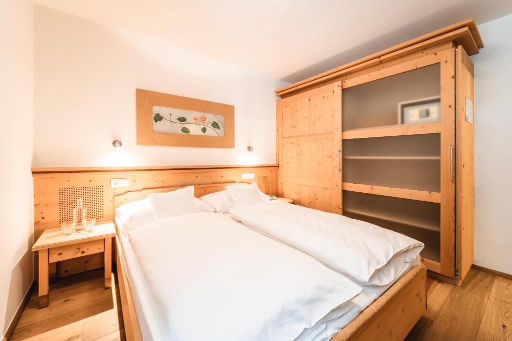 Postel nebo postele na pokoji v ubytování Naturhotel Leitlhof