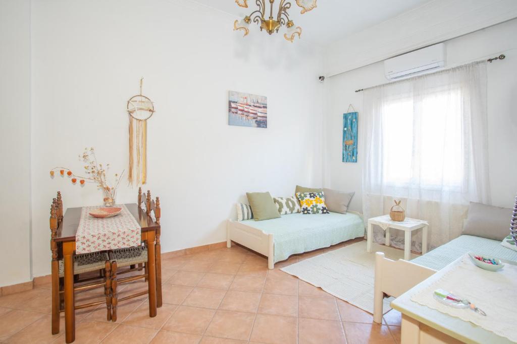 uma sala de estar com um sofá e uma mesa em Passiflora Vacation House em Nydri