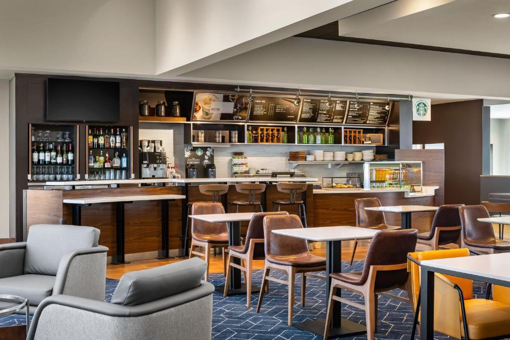 um bar num restaurante com mesas e cadeiras em Courtyard by Marriott Minneapolis-St. Paul Airport em Mendota Heights