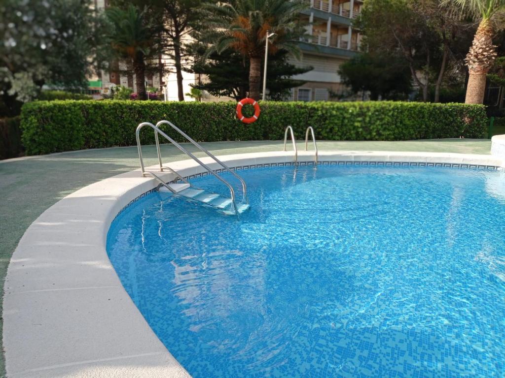 Playa de GandiaにあるTres Delfines Solo Familias Serviplayaの中央に滑り台付きのスイミングプール