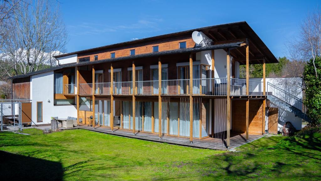 ein Haus, das mit einem großen Hof gebaut wird in der Unterkunft Eva Apartments - Patscherkofel in Innsbruck