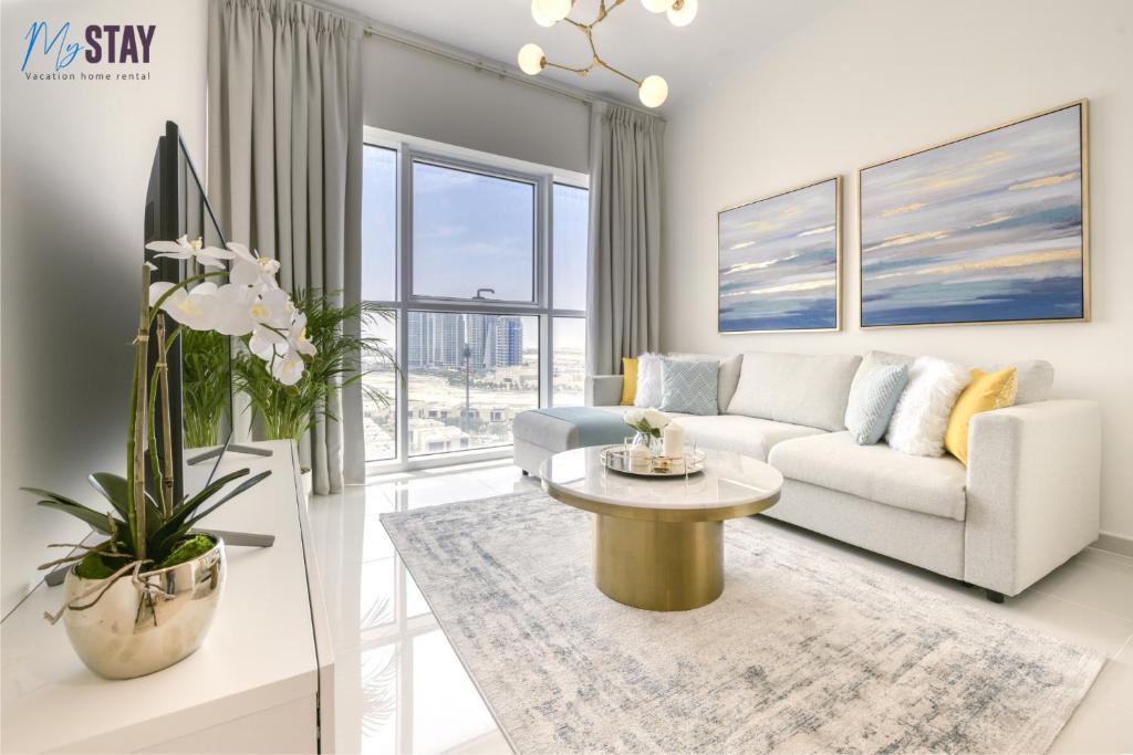 sala de estar con sofá y mesa en Elegant One Bedroom Apartment en Dubái
