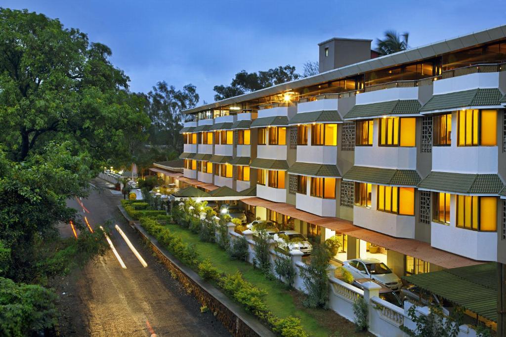 une vue aérienne sur un bâtiment la nuit dans l'établissement Sterling Lonavala, à Lonavala