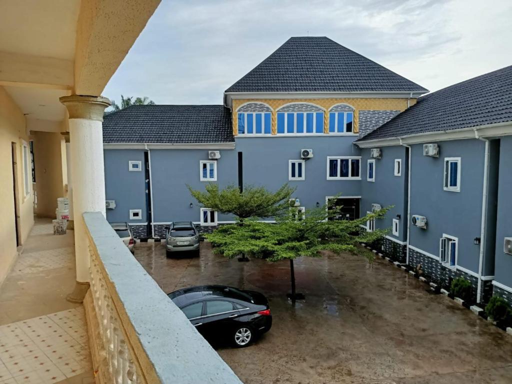 een zwarte auto geparkeerd voor een gebouw bij Paviosca Hotel in Umuahia