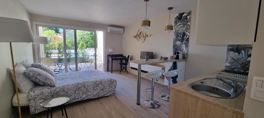 Il comprend une chambre avec un lit et une cuisine avec un évier. dans l'établissement 