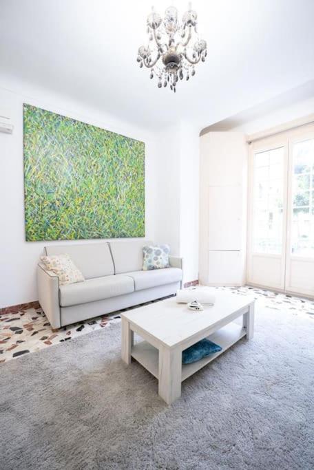 un salon avec un canapé blanc et une table dans l'établissement Monte Carlo Monaco border, hypercenter, familly friendly, à Beausoleil