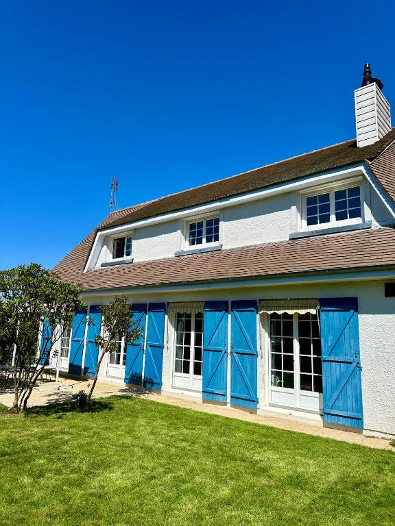 une maison avec des portes bleues et une cour dans l'établissement Villa Sand Wedge 7 à 9 couchages, à Dieppe