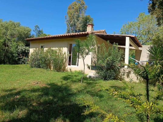 une petite maison au milieu d'une cour dans l'établissement MARCHESE, à Cargèse