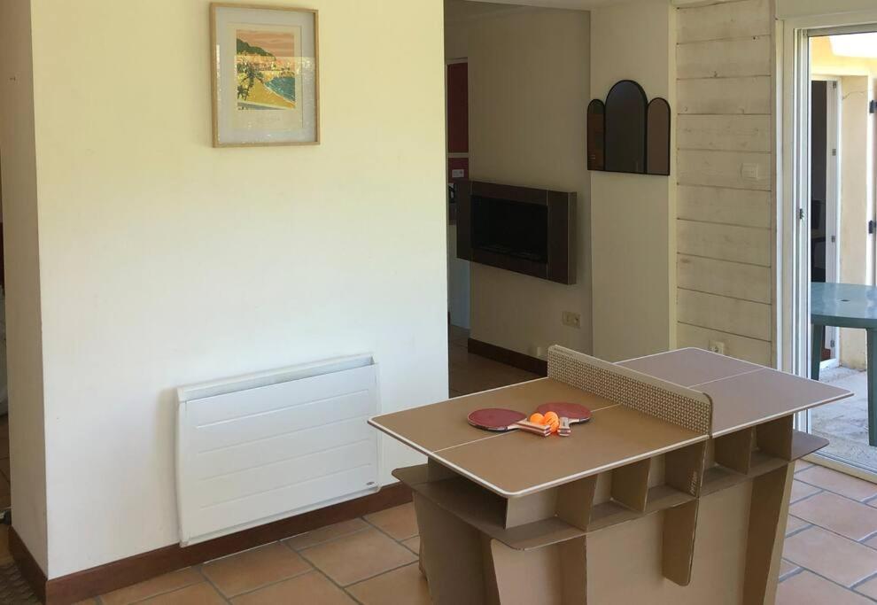 TV a/nebo společenská místnost v ubytování Maison avec vue sur le Viscos