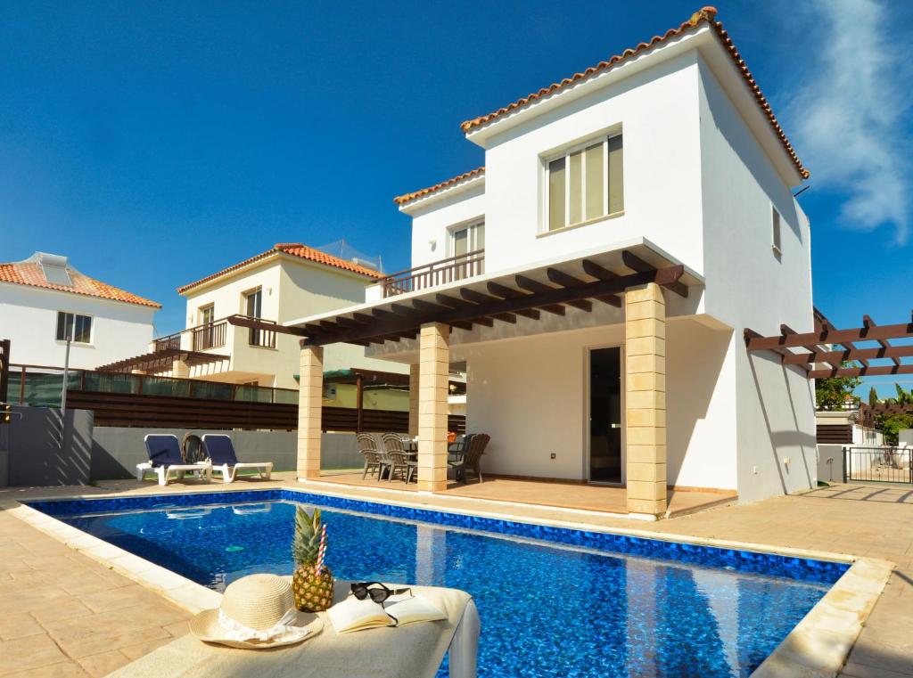 une villa avec une piscine et une maison dans l'établissement Villa Argyro, à Ayia Napa