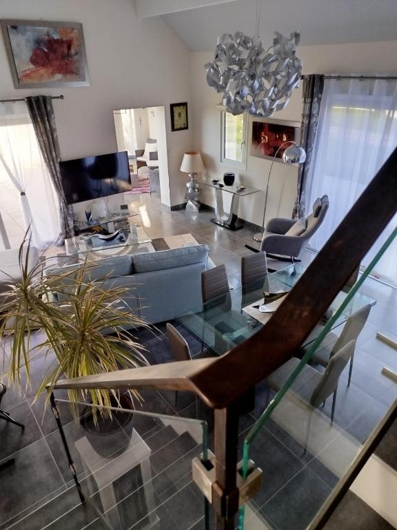 TV a/nebo společenská místnost v ubytování LE LOGIS VINEA