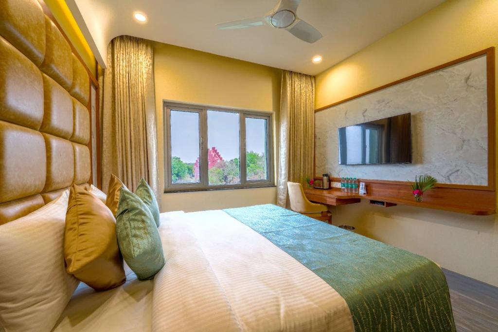 Postel nebo postele na pokoji v ubytování Ramoji Film City- Tara Comfort Hotel