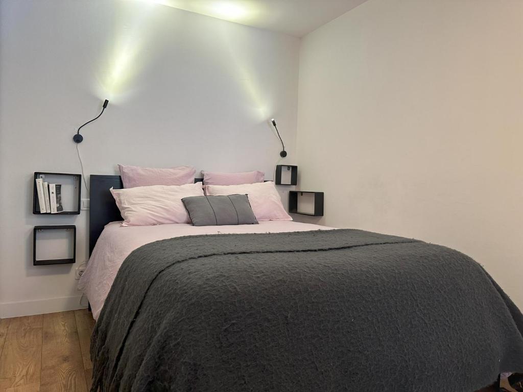 En eller flere senge i et værelse på Le Havre Provençal - Parking Inclus