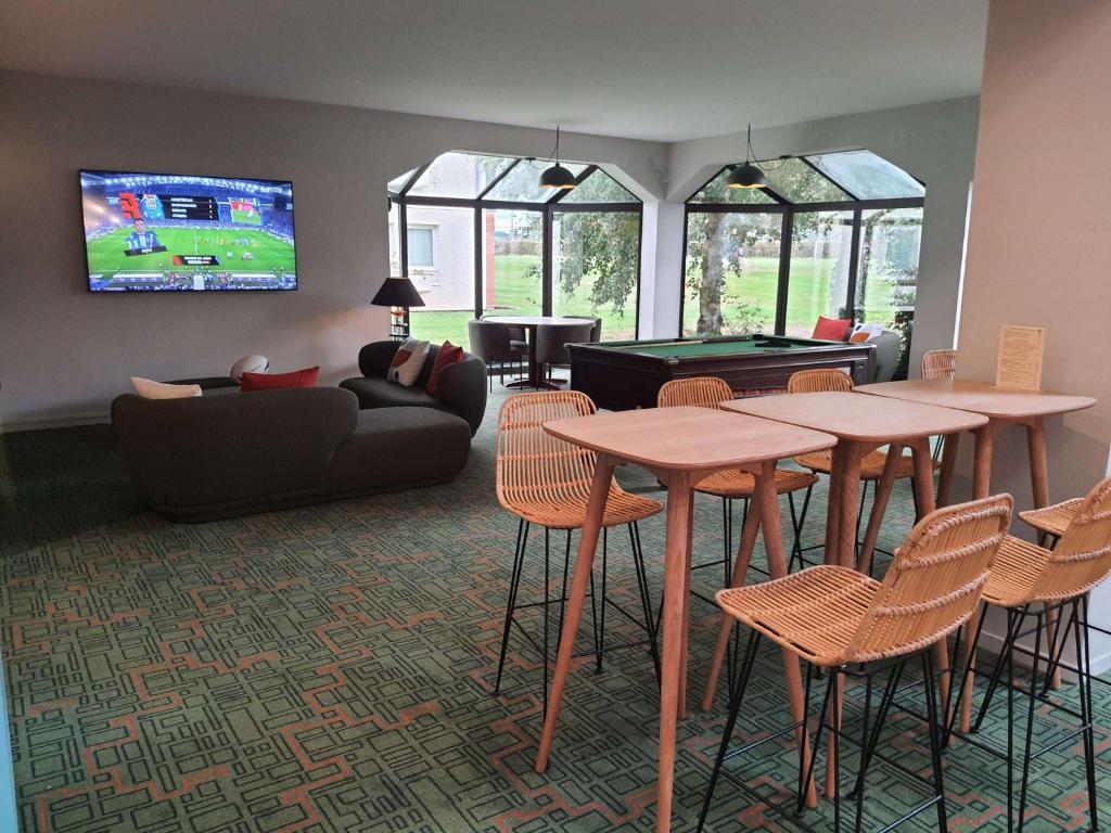 TV a/nebo společenská místnost v ubytování Ibis Styles Lisieux Normandie