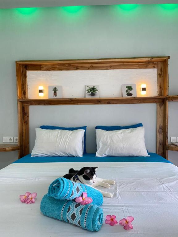 Una cama o camas en una habitación de Marta House gili air