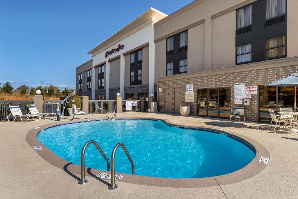 una gran piscina frente a un hotel en Hampton Inn Mebane, en Mebane