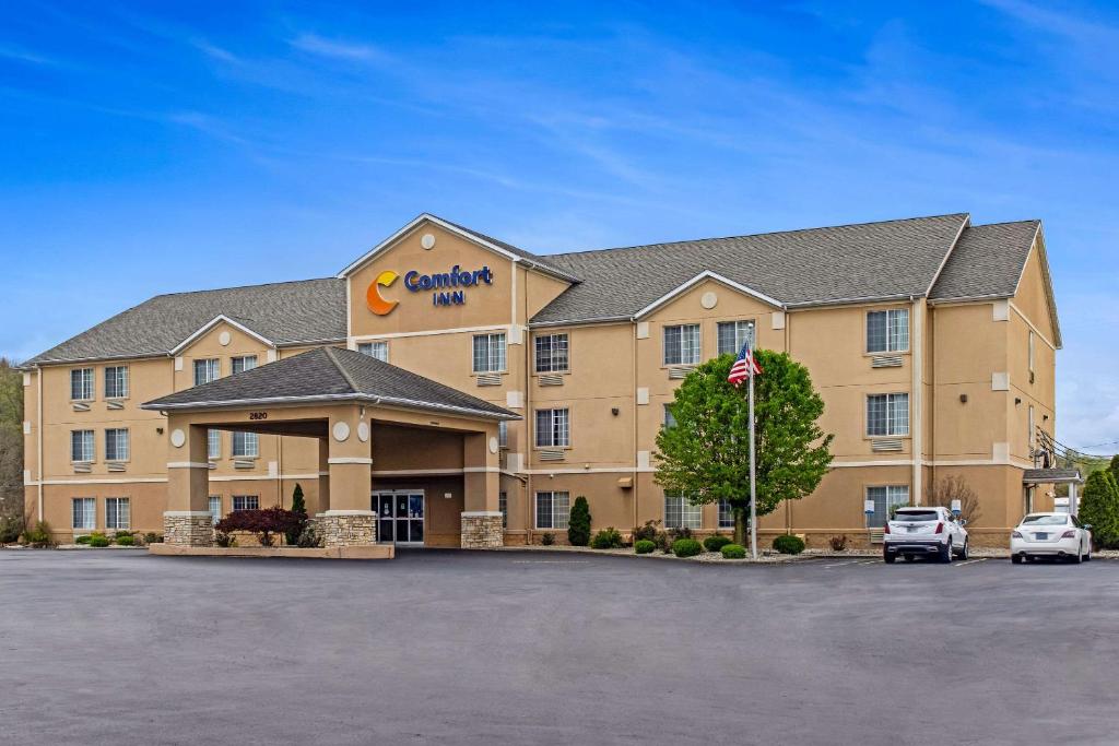Una vista frontal de un hotel con estacionamiento. en Comfort Inn Henderson - Evansville South, en Henderson