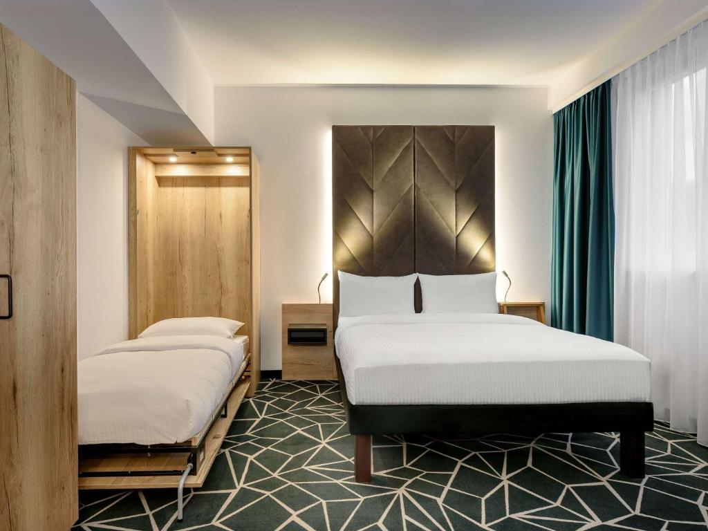 Postel nebo postele na pokoji v ubytování Ibis Styles Aschaffenburg