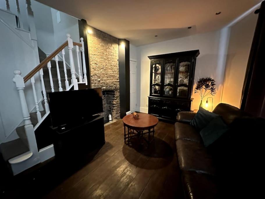 uma sala de estar com um sofá e uma mesa em Central Margate house with sauna & private garden em Kent