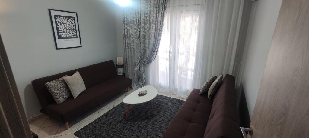 - un salon avec un canapé et une table dans l'établissement Thes house, à Thessalonique