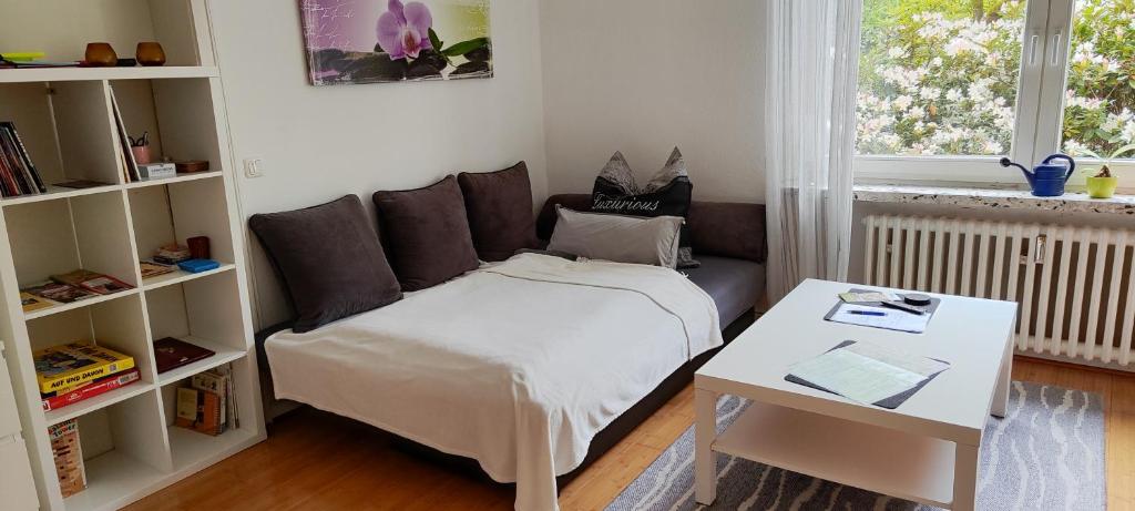 Kleines Zimmer mit einem Bett und einem Tisch in der Unterkunft Ferienwohnung im Herzen der Lüneburger Heide in Soltau