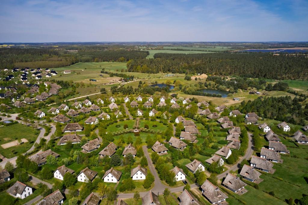 eine Luftansicht eines Dorfes mit Häusern und Bäumen in der Unterkunft Van der Valk Resort Linstow in Linstow