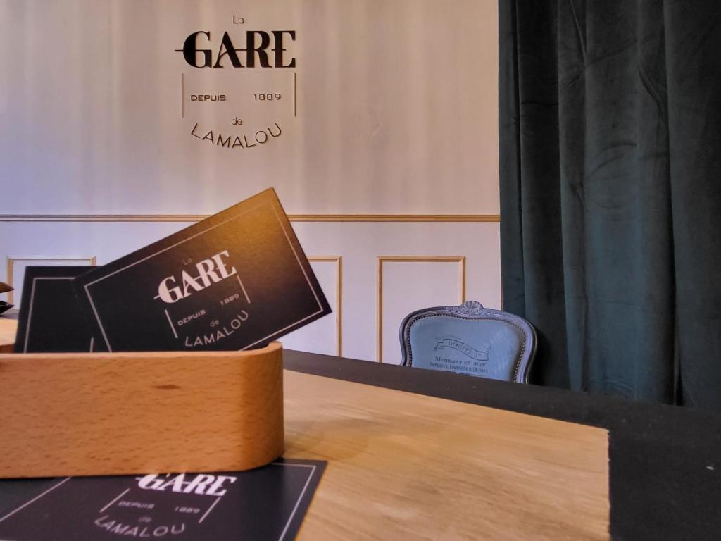 una mesa con una caja encima de una mesa en La GARE de Lamalou, en Lamalou-les-Bains