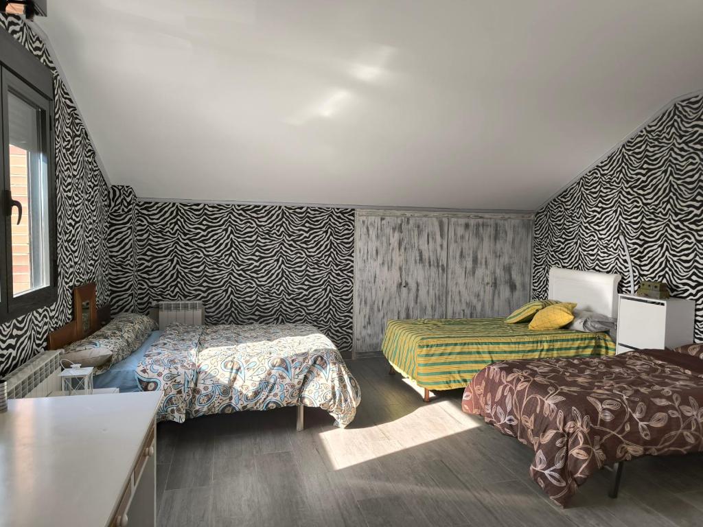 A bed or beds in a room at Alojamiento 90 m2