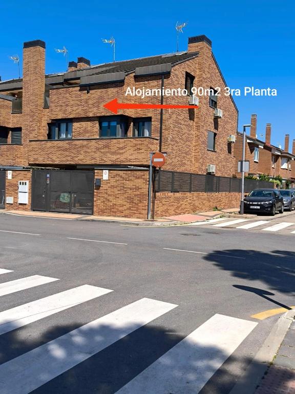 a brick building on the corner of a street at Alojamiento independiente dentro de chalet 3er piso in Meco