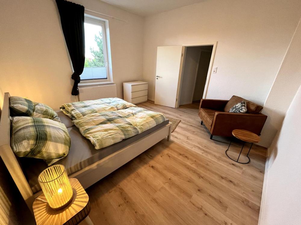 1 dormitorio con 1 cama, 1 silla y 1 ventana en Soleblick 